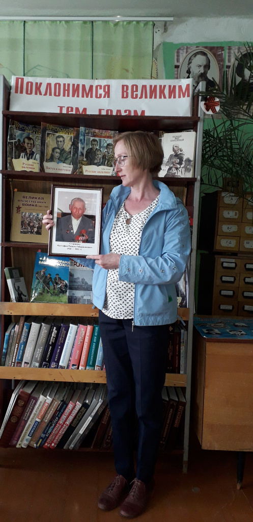 Тимербаева Гульнара с портретом дяди.jpg