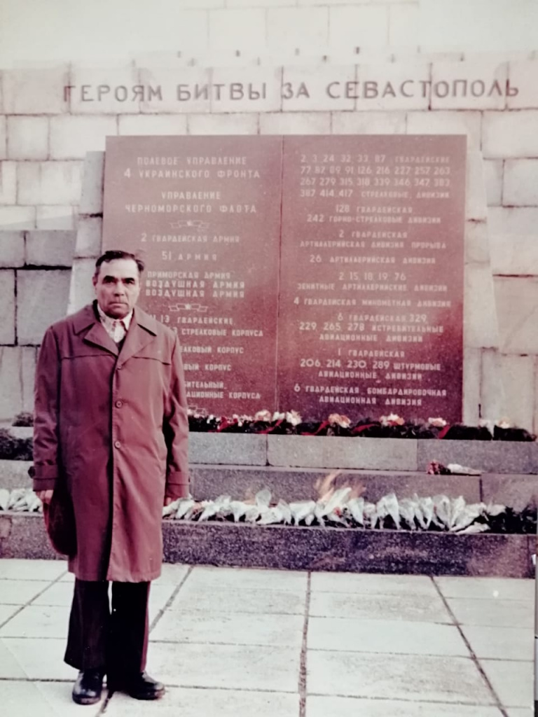 Басыров Наиль Н. возле памятника.jpg